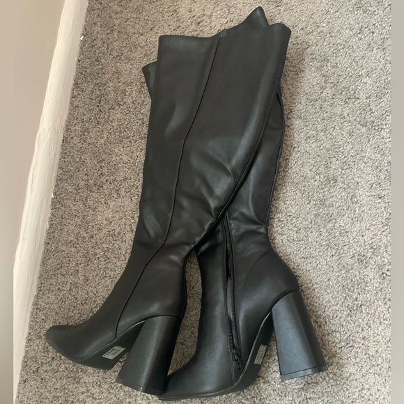 black leather boots - Picture 1 of 3
